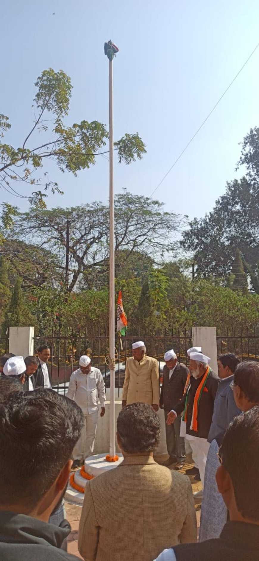 कांग्रेस 140 वर्ष बाद फिर संघर्ष के पथ पर: राजीव भवन में झंडा वंदन, सत्याग्रह की शक्ति पर मंथन