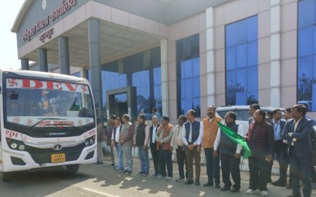 विद्यार्थियों को मिला अनुभव से सीखने का मौका: मंत्री रामविचार नेताम ने शैक्षणिक भ्रमण बस को दिखाई हरी झंडी