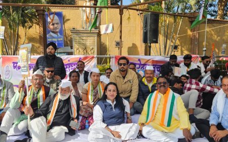 मनरेगा बचाओ संघर्ष: कांग्रेस का गांधी चौक पर उपवास-धरना, मोदी सरकार पर ग्रामीण रोजगार खत्म करने का आरोप