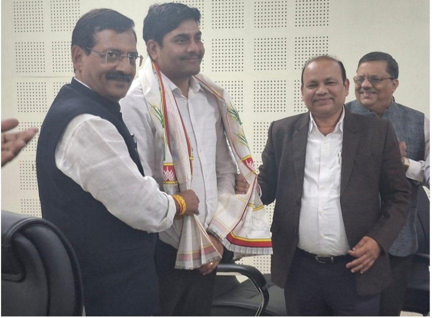 सहकारी बैंक के सीईओ श्रीकांत चंद्राकर को उत्कृष्ट सेवाओं के लिए मिला सम्मान