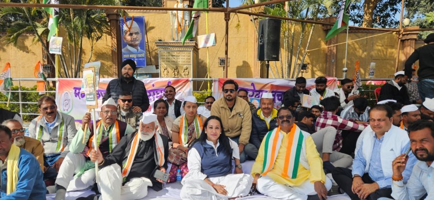 मनरेगा बचाओ संघर्ष: कांग्रेस का गांधी चौक पर उपवास-धरना, मोदी सरकार पर ग्रामीण रोजगार खत्म करने का आरोप