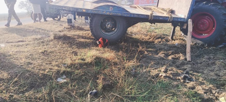 मौत बनकर दौड़ी मॉडिफाई ट्रैक्टर-ट्रॉली:कौशलपुर मोड़ पर शिक्षिका की मौके पर मौत, 6 साल का बेटा जिंदगी की जंग में