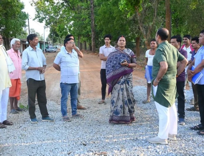 धूल भरे रास्तों से विकास की डगर तक : मंत्री श्रीमती लक्ष्मी राजवाड़े ने परखी सिलफिली-लटोरी सड़क निर्माण की रफ्तार