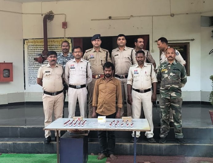 नशे की जंजीरों पर सूरजपुर पुलिस का वार, रेलवे स्टेशन से 75 हजार के नशीले इंजेक्शन के साथ युवक गिरफ्तार