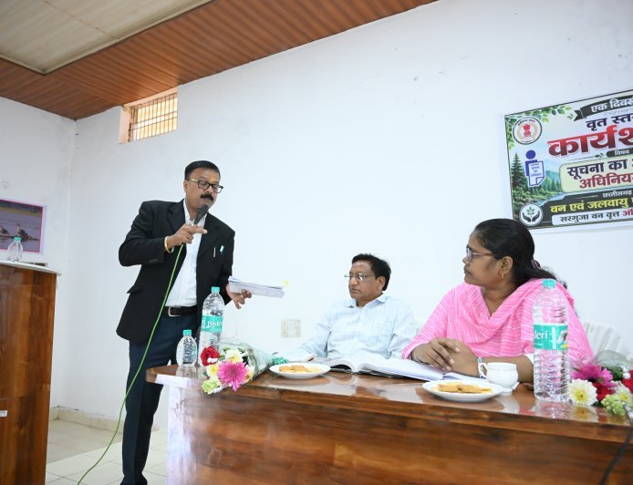 सूचना छिपाने से नहीं, साझा करने से बनता है भरोसा... सरगुजा वन वृत्त में आरटीआई पर मंथन, डॉ. डी.के. सोनी ने सिखाए पारदर्शिता और जवाबदेही के मंत्र