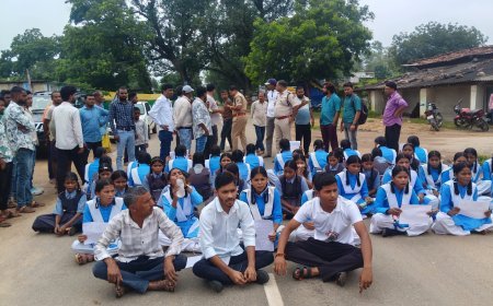 भूनेश्वरपुर कन्या छात्रावास की बदहाल व्यवस्था के खिलाफ छात्राओं का प्रदर्शन:गुणवत्ताहीन भोजन और मूलभूत सुविधाओं की कमी से परेशान छात्राएं सड़क पर उतरीं