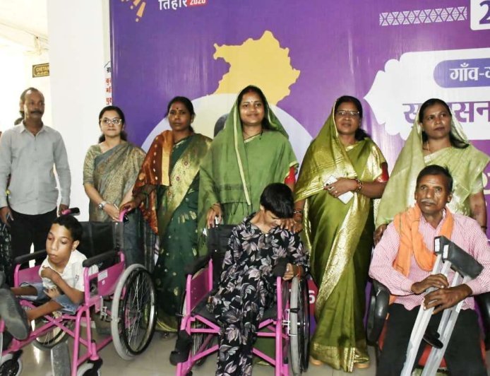 किसी के लिए व्हीलचेयर तो किसी के लिए बैसाखी बनी नई राह, मंत्री लक्ष्मी राजवाड़े ने दिव्यांगजनों को बांटे सहायक उपकरण
