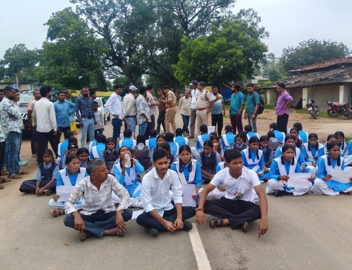 भूनेश्वरपुर कन्या छात्रावास की बदहाल व्यवस्था के खिलाफ छात्राओं का प्रदर्शन:गुणवत्ताहीन भोजन और मूलभूत सुविधाओं की कमी से परेशान छात्राएं सड़क पर उतरीं