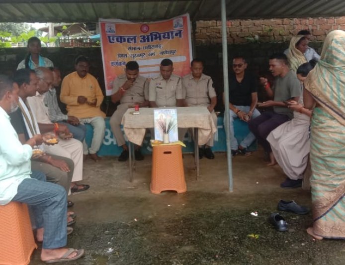 रक्षासूत्र ने जोड़ा पुलिस और समाज का रिश्ता, एकल अभियान की बहनों ने जवानों की कलाई पर बांधी राखी