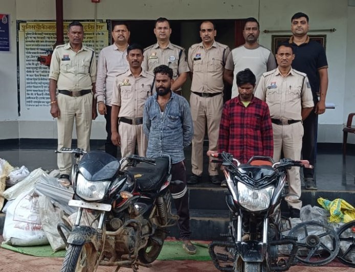 सोलर केबल चोरी करते पकड़े गए दो युवक, पूछताछ में खुलती गई चोरी की कहानी