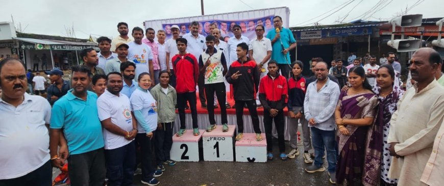 बरसते पानी में दौड़ा सूरजपुर, 300 से अधिक युवाओं ने ‘रन फॉर राजीव’ में दिखाया जोश