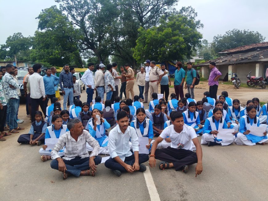 भूनेश्वरपुर कन्या छात्रावास की बदहाल व्यवस्था के खिलाफ छात्राओं का प्रदर्शन:गुणवत्ताहीन भोजन और मूलभूत सुविधाओं की कमी से परेशान छात्राएं सड़क पर उतरीं