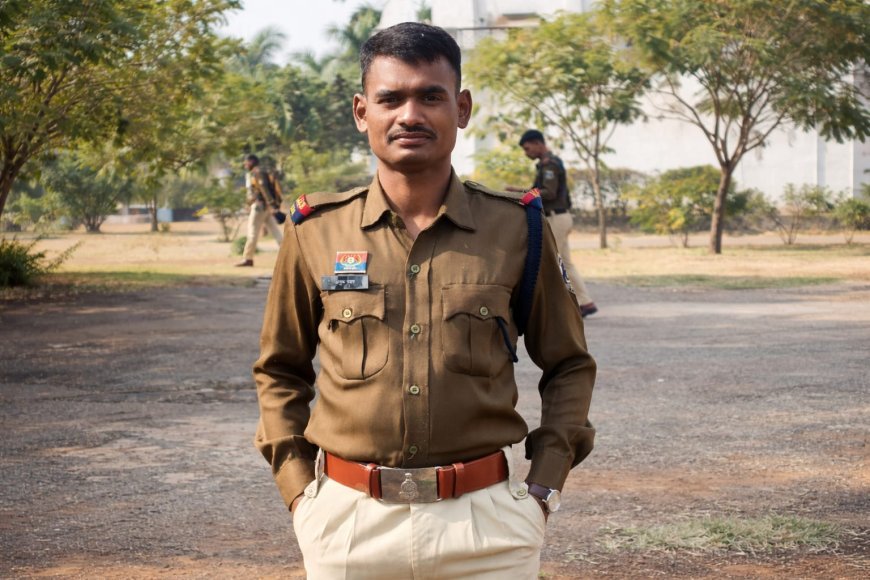 दुर्गापुर की पगडंडी से पुलिस की वर्दी तक पहुंचा अनुक साय का सपना:मुश्किल हालात में भी नहीं टूटा हौसला, अरुणोदय के मार्गदर्शन से बने सब इंस्पेक्टर