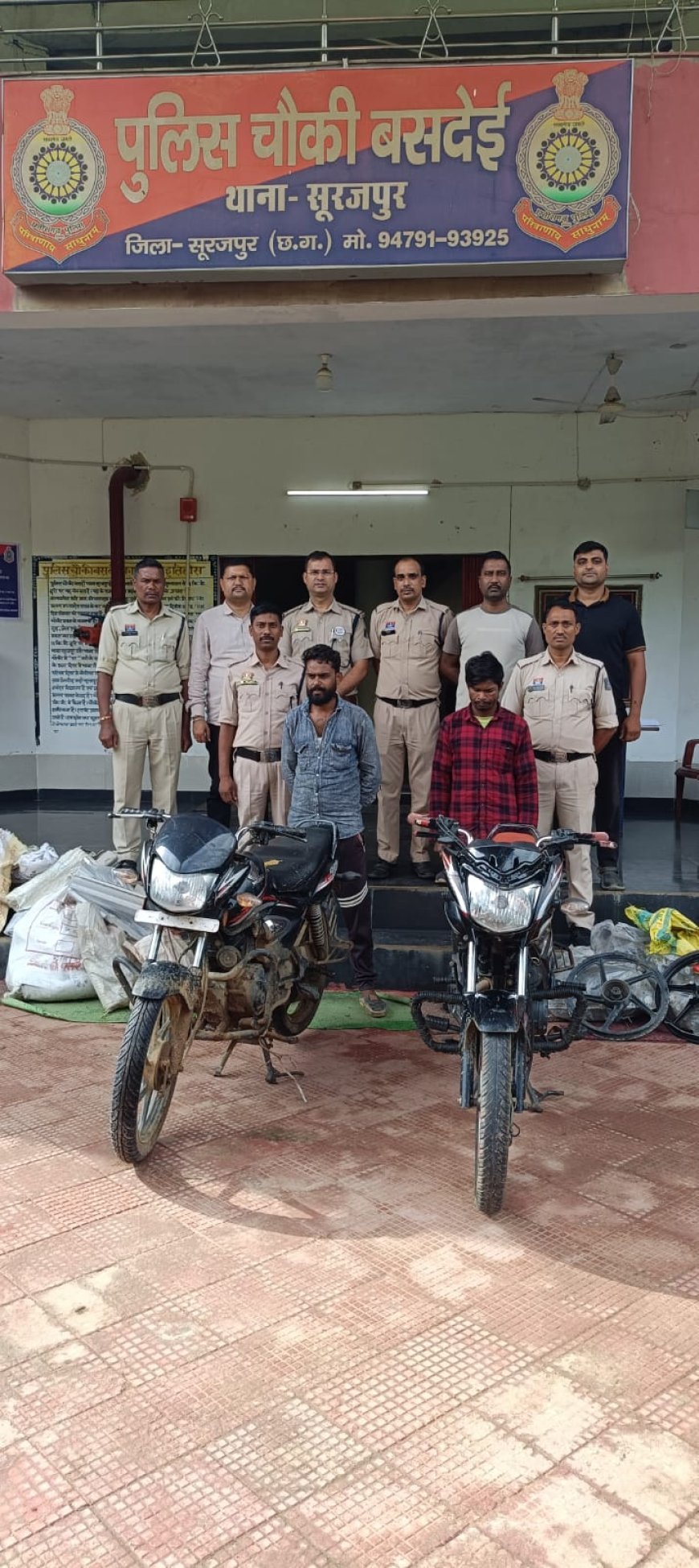 सोलर केबल चोरी करते पकड़े गए दो युवक, पूछताछ में खुलती गई चोरी की कहानी