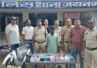 मुस्कान मोबाइल दुकान में चोरी का खुलासा: बीट पुलिसिंग से पकड़े गए आरोपी, 12 मोबाइल और 3 ब्लूटूथ समेत बाइक जब्त