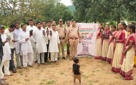 साइबर ठगी से बचने ग्रामीणों ने उठाया जागरूकता का बीड़ा, सेल्फी लेकर दिया सतर्क रहने का संदेश