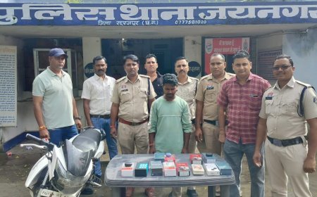 मुस्कान मोबाइल दुकान में चोरी का खुलासा: बीट पुलिसिंग से पकड़े गए आरोपी, 12 मोबाइल और 3 ब्लूटूथ समेत बाइक जब्त