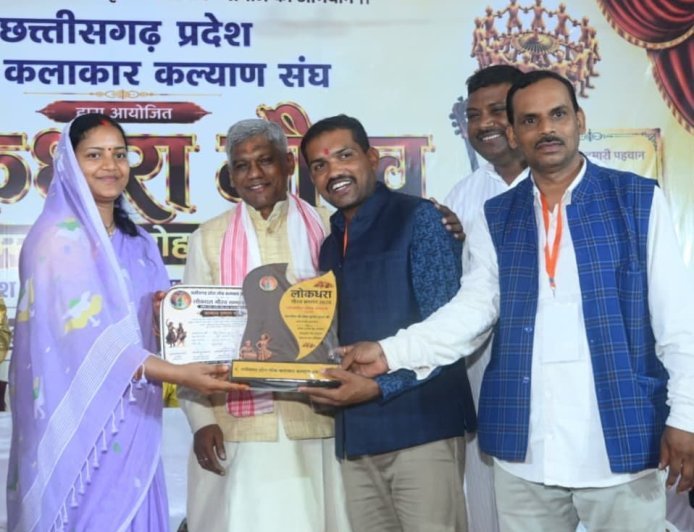 लोकगीतों के जरिए गांव-गांव में जनजागृति फैलाने वाले रमेश गुप्ता को मिला ‘लोकधारा गौरव सम्मान’