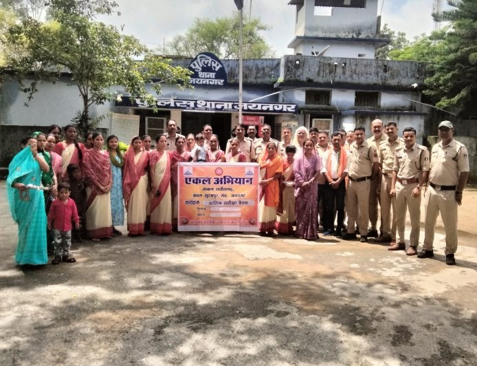 जब ड्यूटी ही परिवार बन गई... पुलिस जवानों की कलाई पर सजा बहनों का प्यार, एकल विद्यालय की बहनों ने बांधी राखी