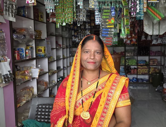 एक लाख के सहारे बदली जिंदगी, हरमनिया की दुकान बनी गांव की महिलाओं की ताकत