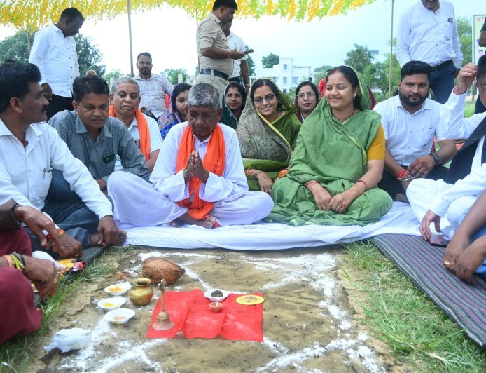 मंत्री लक्ष्मी राजवाड़े ने भैयाथान को दी 34 करोड़ की सड़क सौगात:एनएच-43 से केंवरा तक 18 किमी मार्ग होगा चौड़ा, झम्मनपारा में 3.20 किमी सड़क निर्माण की शुरुआत