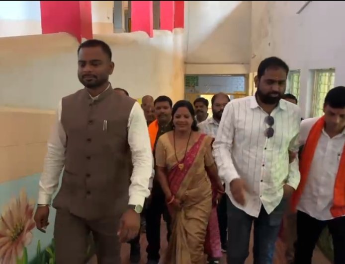 जन्मदिन को सेवा दिवस बनाकर सीतापुर CHC में रक्तदान, मरीजों के बीच पहुंचे विधायक