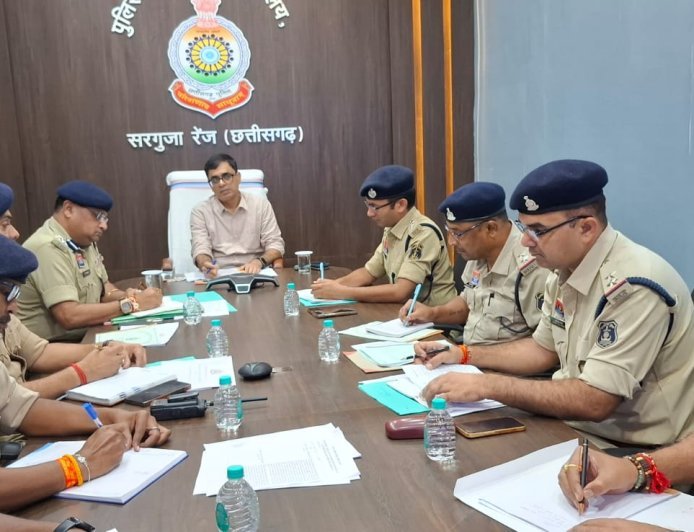 त्योहारों से पहले आईजी दीपक कुमार झा ने कसी कानून व्यवस्था की कमान: अपराधियों की खुली कुंडली 13 नई गुंडा फाइल तैयार