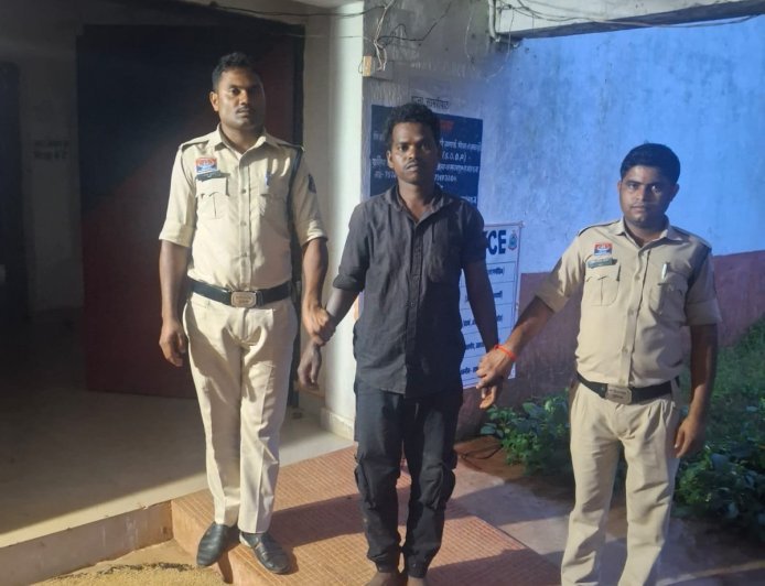 करमा पूजा के बाद विवाद ने लिया खूनी रूप, टांगी से युवक पर जानलेवा हमला