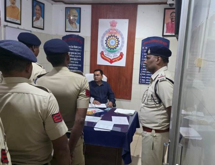 देर रात थाने पहुंचे एसपी योगेश पटेल, व्यवस्थाओं का लिया जायजा... जवानों की सुनी समस्याएं