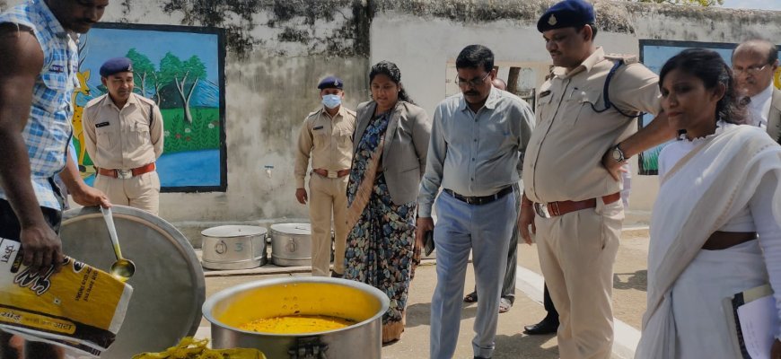 जेल की सलाखों के पीछे भी अधिकारों की रोशनी, जिला जेल सूरजपुर में बंदियों की सुविधाओं और विधिक सहायता का जायजा