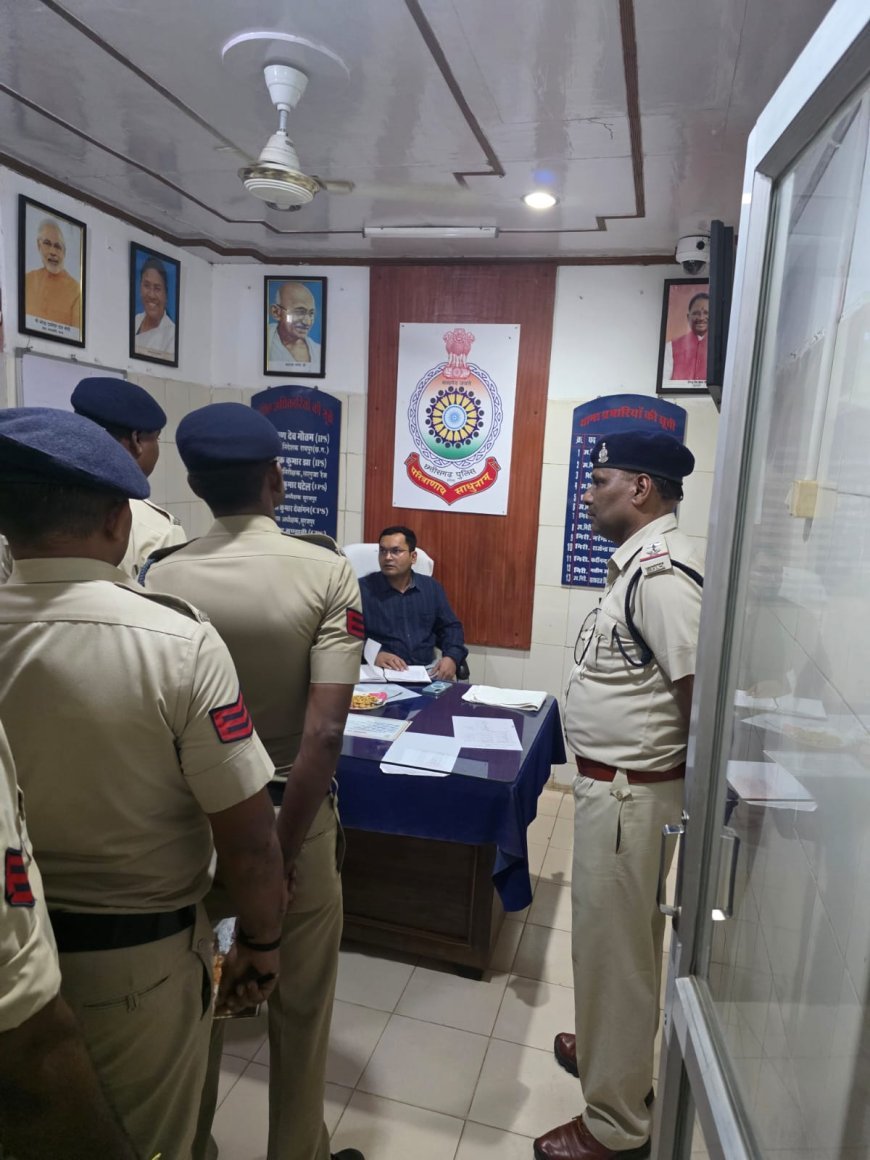 देर रात थाने पहुंचे एसपी योगेश पटेल, व्यवस्थाओं का लिया जायजा... जवानों की सुनी समस्याएं