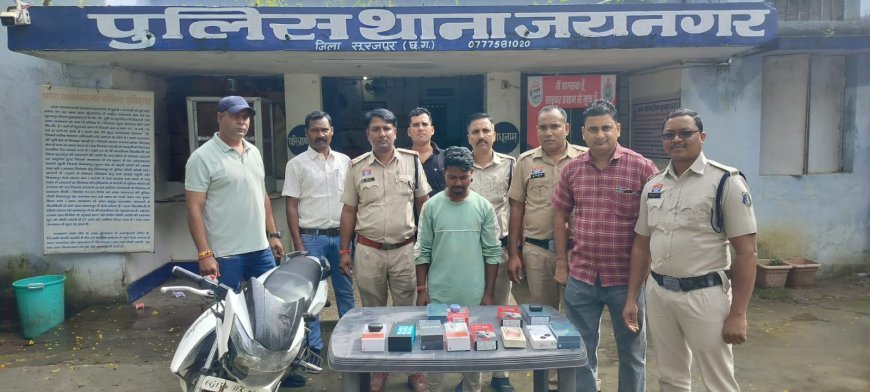 मुस्कान मोबाइल दुकान में चोरी का खुलासा: बीट पुलिसिंग से पकड़े गए आरोपी, 12 मोबाइल और 3 ब्लूटूथ समेत बाइक जब्त