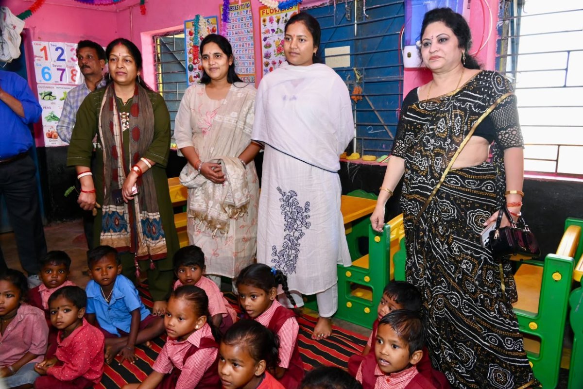 नन्हें बच्चों के बीच पहुंचीं मंत्री लक्ष्मी राजवाड़े, पोषण और दुलार से संवरते बचपन का लिया जायजा