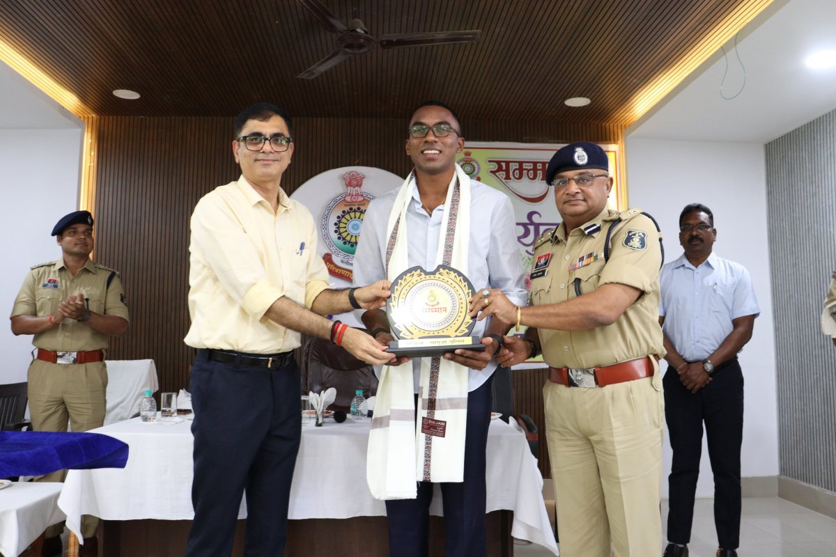 सरगुजा पुलिस परिवार का गौरव बने अनिमेष कुजूर, सम्मान से खिला प्रतिभा का चेहरा