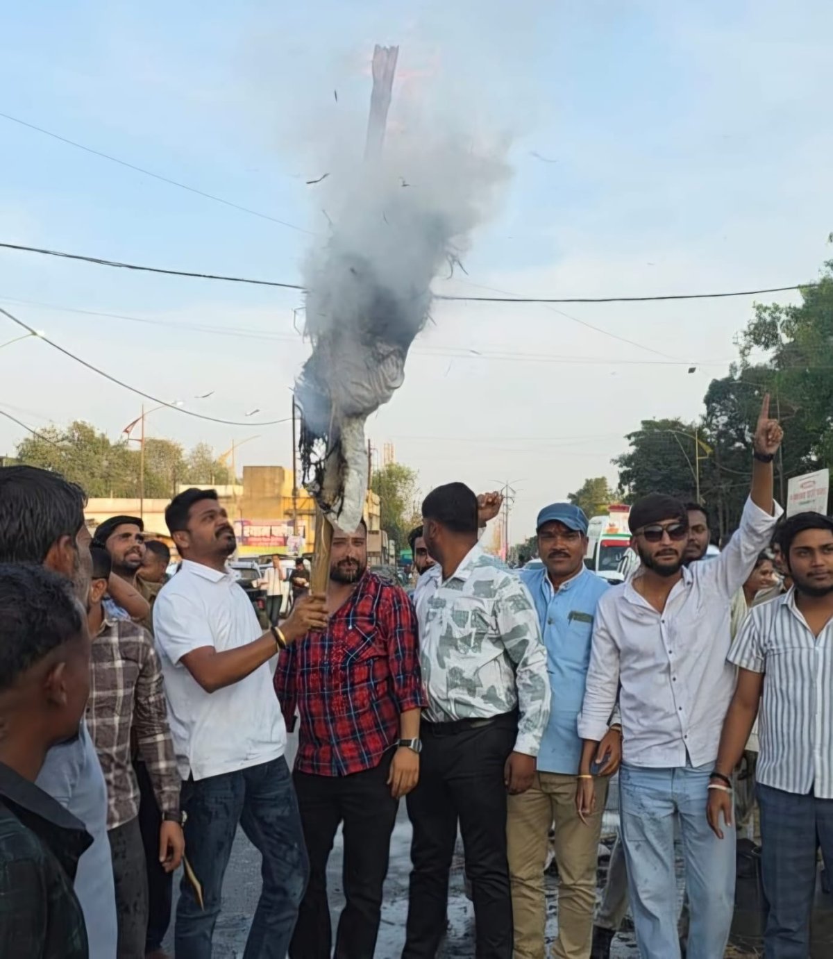 खरगे की टिप्पणी के विरोध में सूरजपुर में भाजयुमो का प्रदर्शन, पुतला दहन के दौरान पुलिस से झूमाझटकी