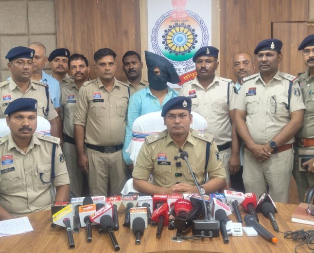 पैसों के लालच में दो जिंदगियां खत्म, मां के बाद बेटे की भी बेरहमी से हत्या सूरजपुर पुलिस ने सुलझाई अंधे कत्ल की गुत्थी
