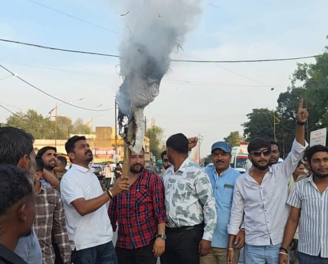 खरगे की टिप्पणी के विरोध में सूरजपुर में भाजयुमो का प्रदर्शन, पुतला दहन के दौरान पुलिस से झूमाझटकी