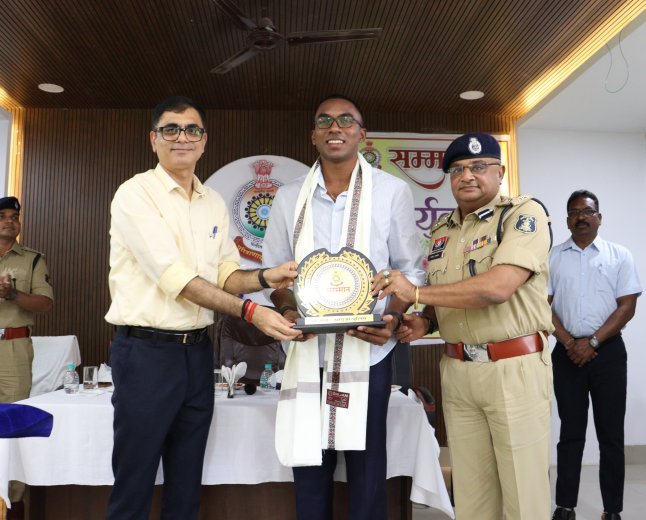 सरगुजा पुलिस परिवार का गौरव बने अनिमेष कुजूर, सम्मान से खिला प्रतिभा का चेहरा