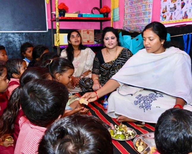 नन्हें बच्चों के बीच पहुंचीं मंत्री लक्ष्मी राजवाड़े, पोषण और दुलार से संवरते बचपन का लिया जायजा